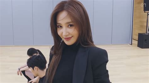 Snsd Yuri Unveiled Her Dance Practice Video For Into You Wonderful Generation