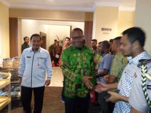 Kapolda papua irjen polisi paulus waterpauw bersama pangdam xvii cenderawasih mayjen tni herman asaribab dan kabinda papua brigjen tni abdul haris napoleon mengangkat beberapa. Ini Alasan Pertemuan Penentuan Ibu Kota Maybrat Ditunda ...