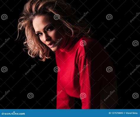 Vue De Côté De Femme Blonde Sensuelle Dans Le Penchement D Agrostide Blanche Image Stock Image