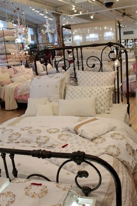 10 shabby chic bedroom ideas 2020 (old but sweet). d01015cb16d58e837d684d607eefd329.jpg 500×750 pixels | Iron bed frame, Wrought iron beds, Wrought ...