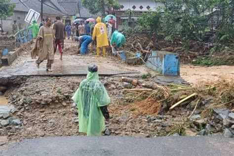 Kecamatan Di Malang Selatan Diterjang Banjir Bandang Dan Tanah Longsor Korban Terdampak Butuh