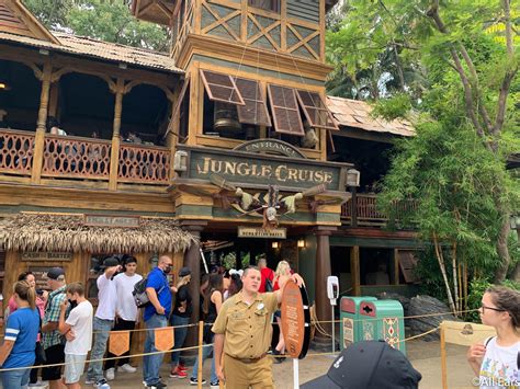 Video Two Celebrity Skippers Surprise Guests On Disneys Jungle Cruise Allearsnet