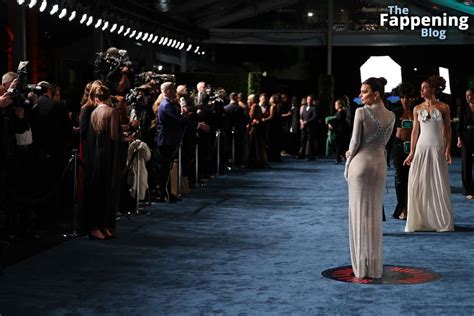 Hot Emily Ratajkowski Flashes Her Nude Tits At The Vanity Fair Oscar