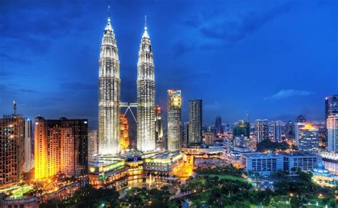 Kalau pakai hp lebih mudah lagi, geng. Malaysia negara ke-42 paling gembira di dunia | IKIMfm