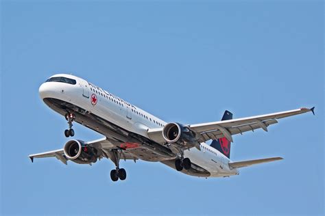 C Giue Air Canada Airbus A321 200 Landing At Toronto Pearson Yyz