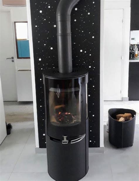 Le carrelage est le revêtement mural plus présent dans les salles de bains. Le poêle mixte H-1 (Bois/Granulés) de Aduro avec un mur en ...