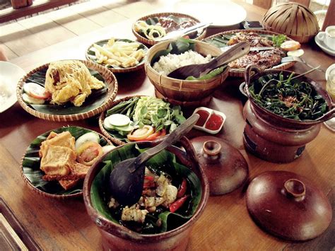 Seperti telur, ayam, dan kerupuk. Rabeg dan Nasi Gonjleng, Kuliner dari Daging Kambing Khas ...