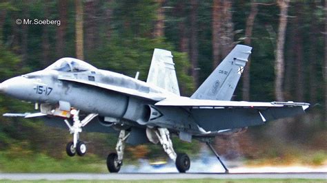 На сегодня является основным боевым самолётом вмс сша. TAILHOOK OUT, F18 Hornet, Spanish AF DEMO at KB - YouTube