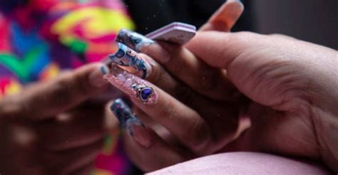 Un Negocio Que Saca Las Uñas El ‘boom De Las Uñas Decoradas Es Real Y