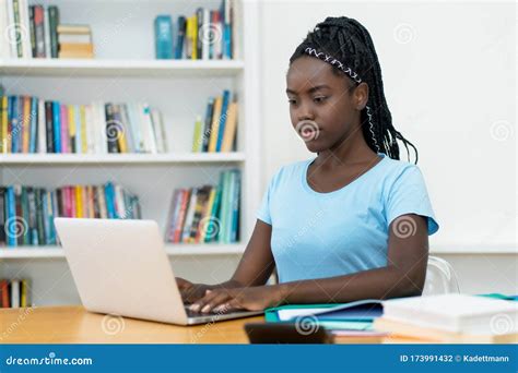 African American Ung Vuxen Kvinnlig Student På Datorn Arkivfoto Bild