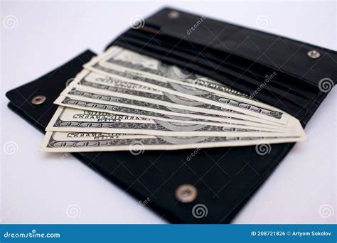 Gotówka Z 100 Dolarów W Portfelu Na Białym Tle Zdjęcie Stock Obraz