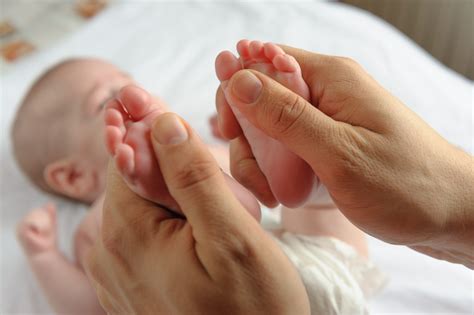 Massaggio Infantile Cosè Come Funziona E I Benefici Per Genitori E Neonato