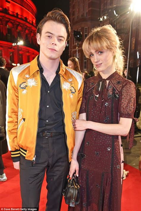 Charlie Heaton And Natalia Dyer At The Fashion Awards Daily Mail Online