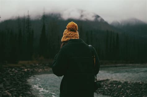 fotos gratis naturaleza bosque persona montaña nieve invierno mujer luz de sol mañana