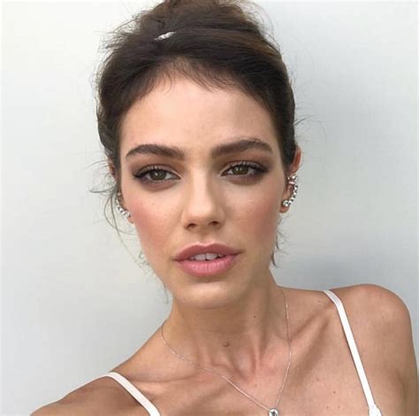 She is mainly known for her role in the film adrift , which competed in the 2009 cannes film festival. Maquiador de Laura Neiva conta detalhes de maquiagem e ...