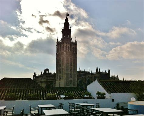 Sevilla Daily Photo Mirando Al Cielo