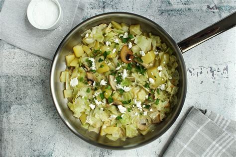 Vegetarische Spitzkohlpfanne mit Kartoffeln und Feta