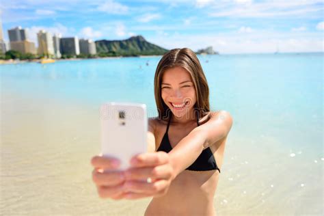 verbinden sie das nehmen von selfie bei der stellung auf ufer am strand stockbild bild von