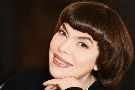 Mireille mathieu (born july 22, 1946) is a french singer, who besides being very successful in her own country, became a star of international stature, recording in several languages. Lors d'un contrôle, il dit s'appeler Mireille Mathieu et ...