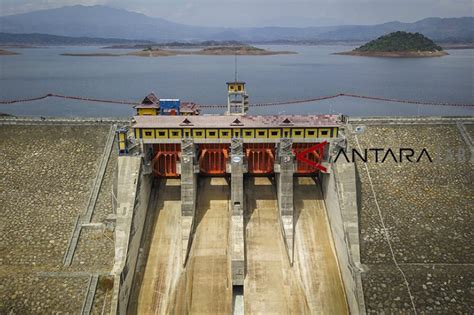 Waduk terbesar kedua di indonesia ini, setelah jatiluhur di purwakarta, dibangun untuk mampu menampung air sebanyak 980 juta meter kubik. Wisata Waduk Jatigede Sumedang - Tempat Wisata Indonesia