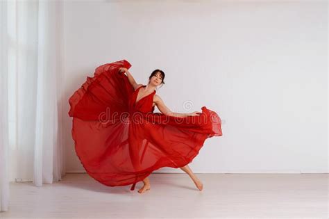 Bailarina Con Un Vestido Rojo Volador Bailarina Bailando Sobre El