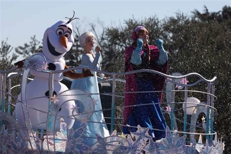 Anna And Elsas Frozen Fantasy Greeting Tdr Explorer