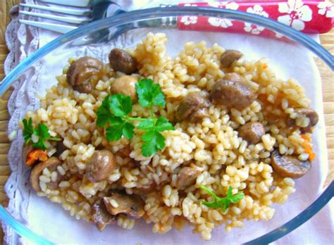Quando il riso avrà raggiunto la giusta cottura, spegnete il fuoco sotto la padella, aggiungete la rucola spezzettata, i funghi champignon lasciati da. Risotto con funghi champignon alla maniera degli chef