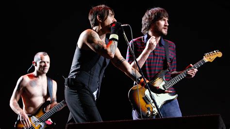 flashback red hot chili peppers play ‘by the way with john frusciante in 2007 news and gossip