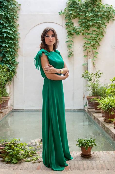 Invitada elegante boda Muanó. Escote espalda. Vestido gasa ...