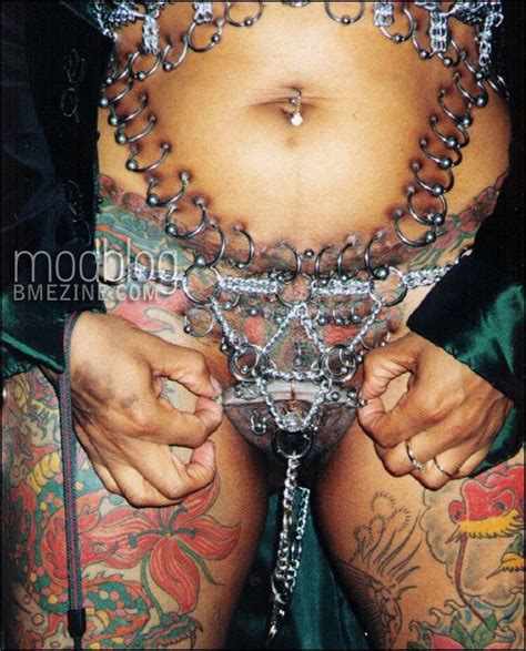 Se Casa La Mujer Que Lleva Casi 7000 Piercings En Su Cuerpo