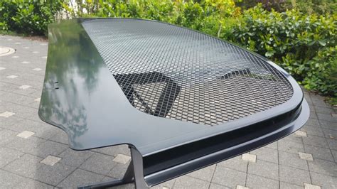 Let's take a look at nuts and bolts of car engines, and see why size has an impact on the cost of your insurance. NSX-R engine cover