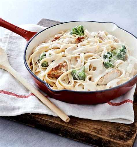 Our easy chicken alfredo pasta recipe is rich, creamy and the perfect antidote to hunger pangs. Easy chicken alfredo recipe with ragu sauce