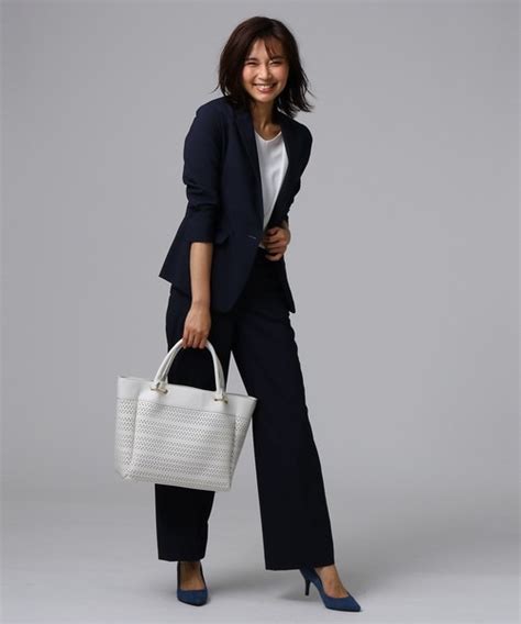 【2020最新】営業職の女性必見！オフィスカジュアルのお手本コーデをご紹介 Folk Uniqlo Louis Tote Bag Pants Work Fashion