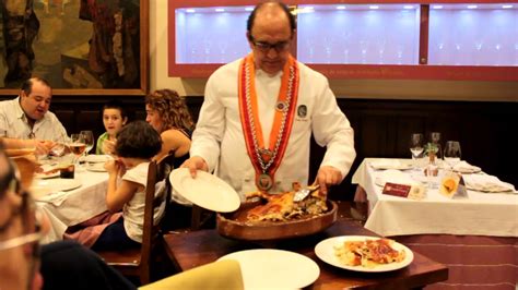 Spanish restaurant in segovia, spain. Cochinillo de Segovia - Casa José Maria - YouTube