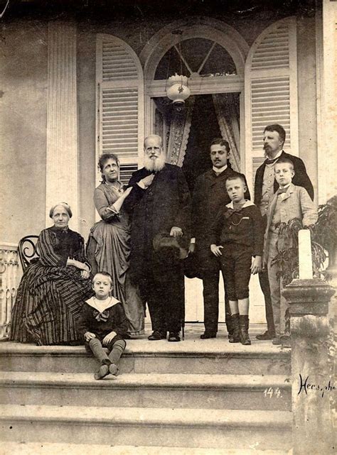A fuga da família real de portugal fez do rio de janeiro uma capital europeia com status único. A última fotografia da família imperial no Brasil, 1889 | História do brasil, Brasil império ...