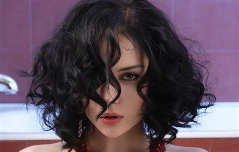 Обои взгляд девушка секси модель волосы ситуация брюнетка губы