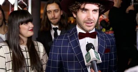 Il est l'une des plus récentes vedettes. Alex Nevsky lancera son troisième album en octobre ...