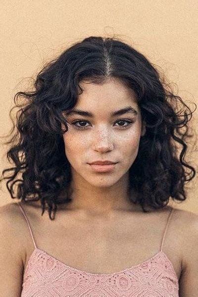 These Shoulder Length Bobs Are The Perfect Length Carefree Curls Haircuts For Curly Hair Curly