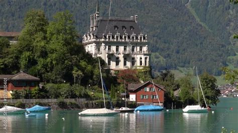 Vidéo Stock Sailboats Floating At The Lake Brienz With The Seeburg