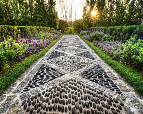40 Brilliant Ideas For Stone Pathways In Your Garden Garden Pathway Traditional Landscape