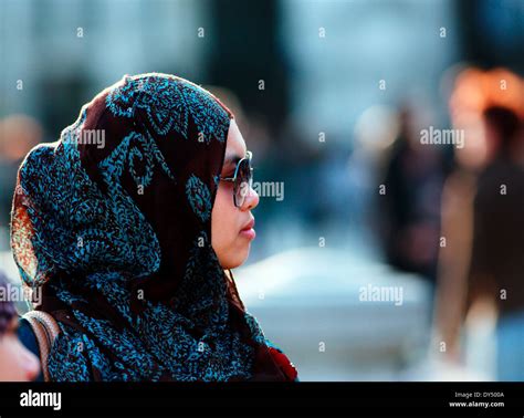 muslimische mädchen kopftuch stockfotografie alamy