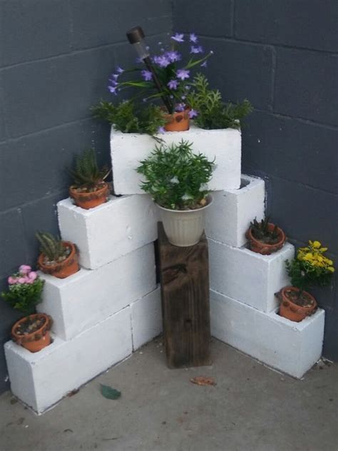 Macetas, jardineras ideas para el exterior y cómo hacerlo. Jardinera Bloques Ideas / 12 Inspiring Diy Cinder Block ...