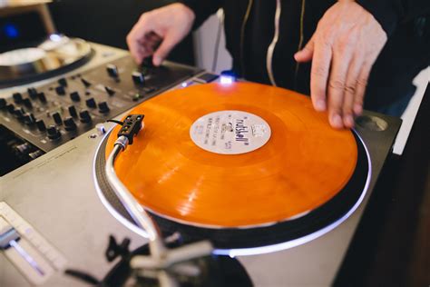 8 Best DJ Turntables for Beginners - Audio Mentor Guides