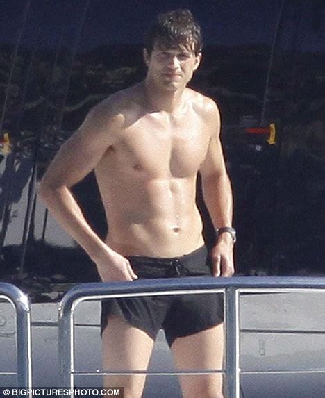 Ashton Kutcher Shows He S Fighting Fit Filming All Action Stunts For His Latest Movie Daily