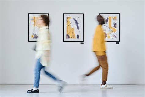 personas que visitan la galería de arte moderno foto premium