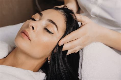 Premium Photo Close Up Photo Of A Brunette Caucasian Woman Lying With Closed Eyes While Having