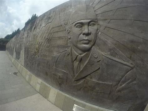 Koleksi foto mantan presiden sukarno/bung karno saat berpidato menggugah semangat seluruh rakyat indonesia. Foto bung karno pada tembok yang di ukir - Picture of Bung Karno Museum and Library, Blitar ...