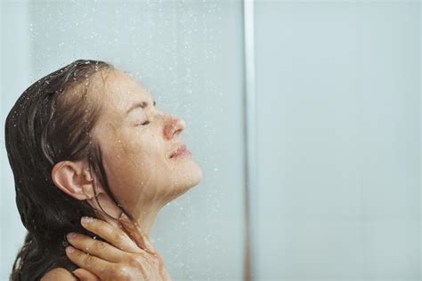 Quantas vezes você realmente precisa tomar banho? (De