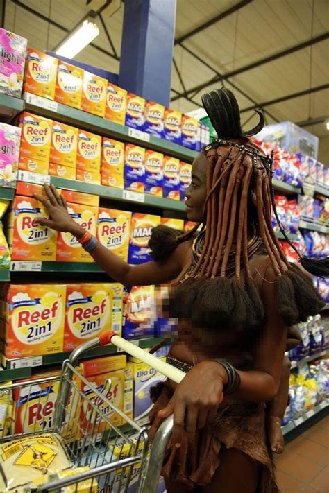 实拍非洲辛巴族部落女性，结伴逛超市的真实情景 每日头条