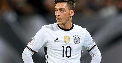 يبدو أن مسعود أوزيل، لم يستسغ بعد عدم حصوله على الدعم الكافي من طرف توماس مولر وماتس هوملس، وذلك أثناء الفترة الصعبة، التي عاشها نجم أرسنال قبل سنة مع المنتخب. مسعود أوزيل يعتزل اللعب مع المنتخب الألماني - هبة بريس